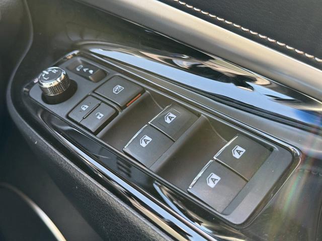 ハリアーハイブリッド プレミアム　メタル　アンド　レザーパッケージ　禁煙車　ムーンルーフ　インテリジェントクリアランスソナー　純正８インチナビ　バックカメラ　快適温熱シート　ベンチレーション　黒革シート　パワーバックドア　セーフティセンス　ビルトインＥＴＣ２．０（56枚目）