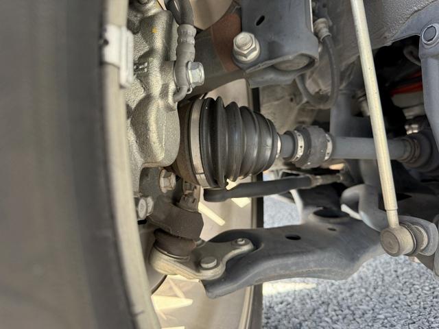 ハリアーハイブリッド プレミアム　メタル　アンド　レザーパッケージ　禁煙車　ムーンルーフ　インテリジェントクリアランスソナー　純正８インチナビ　バックカメラ　快適温熱シート　ベンチレーション　黒革シート　パワーバックドア　セーフティセンス　ビルトインＥＴＣ２．０（74枚目）