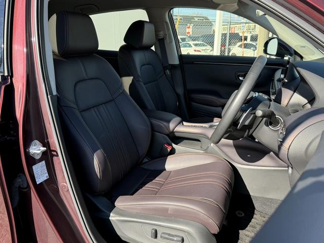 ＺＲ－Ｖ ｅ：ＨＥＶ　Ｚ　禁煙車　純正１１．４インチナビ　ＢＯＳＥサウンド　赤革シート　アラウンドビューカメラ　フルセグ　衝突権限ブレーキ　ステアリングヒーター　電動リアゲート　ビルドインＥＴＣ２．０　パワーシート　ＬＥＤ（15枚目）