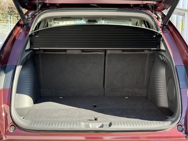 ＺＲ－Ｖ ｅ：ＨＥＶ　Ｚ　禁煙車　純正１１．４インチナビ　ＢＯＳＥサウンド　赤革シート　アラウンドビューカメラ　フルセグ　衝突権限ブレーキ　ステアリングヒーター　電動リアゲート　ビルドインＥＴＣ２．０　パワーシート　ＬＥＤ（17枚目）