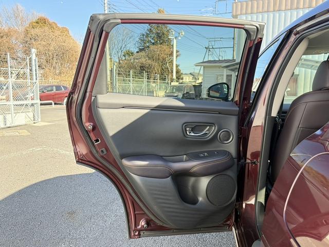 ＺＲ－Ｖ ｅ：ＨＥＶ　Ｚ　禁煙車　純正１１．４インチナビ　ＢＯＳＥサウンド　赤革シート　アラウンドビューカメラ　フルセグ　衝突権限ブレーキ　ステアリングヒーター　電動リアゲート　ビルドインＥＴＣ２．０　パワーシート　ＬＥＤ（42枚目）