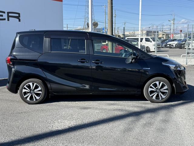 シエンタ ハイブリッドＧ　クエロ　禁煙車　純正ナビ　フルセグ　バックカメラ　両側電動スライドドア　ステアリングヒーター　シートヒーター　衝突軽減ブレーキ　レーンキープ　クルーズコントロール　Ｂｌｕｅｔｏｏｔｈ接続　純正１５インチＡＷ（9枚目）