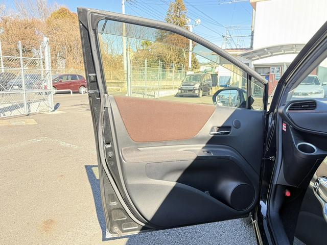 シエンタ ハイブリッドＧ　クエロ　禁煙車　純正ナビ　フルセグ　バックカメラ　両側電動スライドドア　ステアリングヒーター　シートヒーター　衝突軽減ブレーキ　レーンキープ　クルーズコントロール　Ｂｌｕｅｔｏｏｔｈ接続　純正１５インチＡＷ（43枚目）