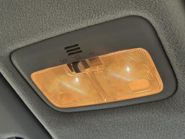 シエンタ ハイブリッドＧ　クエロ　禁煙車　純正ナビ　フルセグ　バックカメラ　両側電動スライドドア　ステアリングヒーター　シートヒーター　衝突軽減ブレーキ　レーンキープ　クルーズコントロール　Ｂｌｕｅｔｏｏｔｈ接続　純正１５インチＡＷ（69枚目）