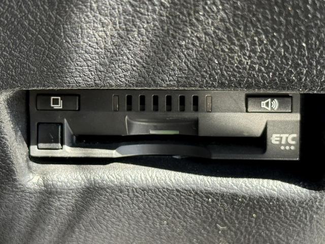 シエンタ ハイブリッドＧ　クエロ　禁煙車　純正ナビ　フルセグ　バックカメラ　両側電動スライドドア　ステアリングヒーター　シートヒーター　衝突軽減ブレーキ　レーンキープ　クルーズコントロール　Ｂｌｕｅｔｏｏｔｈ接続　純正１５インチＡＷ（70枚目）