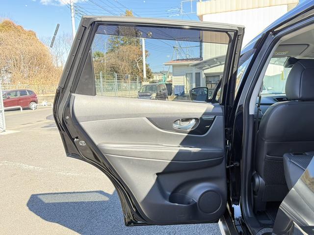 エクストレイル ２０Ｘ　禁煙車　フリップダウンモニター　純正ナビ　アラウンドビューモニター　フルセグ　デジタルインナーミラー　パワーバックドア　コーナーセンサー　衝突軽減ブレーキ　アイドリングストップ　ＥＴＣ（36枚目）