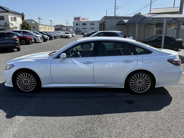 クラウンハイブリッド Ｇ　温熱機能付黒革シート　純正１２．３型ナビ　フルセグＴＶ　全周囲カメラ　メモリ機能付きパワーシート　デジタルインナーミラー　レーダークルーズコントロール　シートベンチレーション　クリアランスソナー（11枚目）