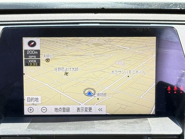 クラウンハイブリッド Ｓ　Ｃパッケージ　純正８インチナビ　フルセグ　バックカメラ　白革シート　衝突軽減ブレーキ　シートエアコン　ステアリングヒーター　リアトラフィックアラート　ブラインドスポットモニター　ビルトインＥＴＣ２．０　ＢＴ接続（3枚目）