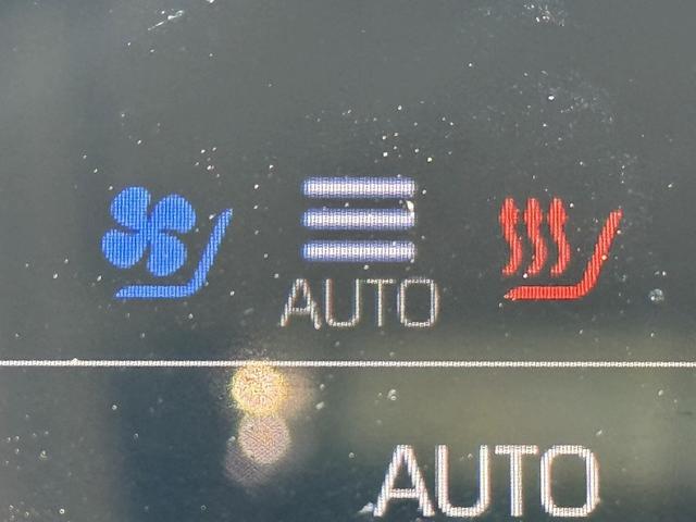 クラウンハイブリッド Ｓ　Ｃパッケージ　純正８インチナビ　フルセグ　バックカメラ　白革シート　衝突軽減ブレーキ　シートエアコン　ステアリングヒーター　リアトラフィックアラート　ブラインドスポットモニター　ビルトインＥＴＣ２．０　ＢＴ接続（5枚目）