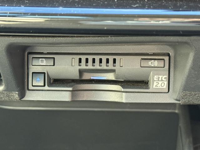 クラウンハイブリッド Ｓ　Ｃパッケージ　純正８インチナビ　フルセグ　バックカメラ　白革シート　衝突軽減ブレーキ　シートエアコン　ステアリングヒーター　リアトラフィックアラート　ブラインドスポットモニター　ビルトインＥＴＣ２．０　ＢＴ接続（6枚目）