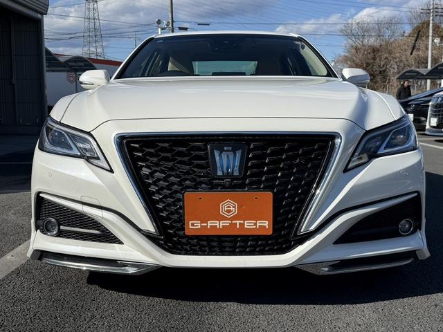 クラウンハイブリッド Ｓ　Ｃパッケージ　純正８インチナビ　フルセグ　バックカメラ　白革シート　衝突軽減ブレーキ　シートエアコン　ステアリングヒーター　リアトラフィックアラート　ブラインドスポットモニター　ビルトインＥＴＣ２．０　ＢＴ接続（8枚目）