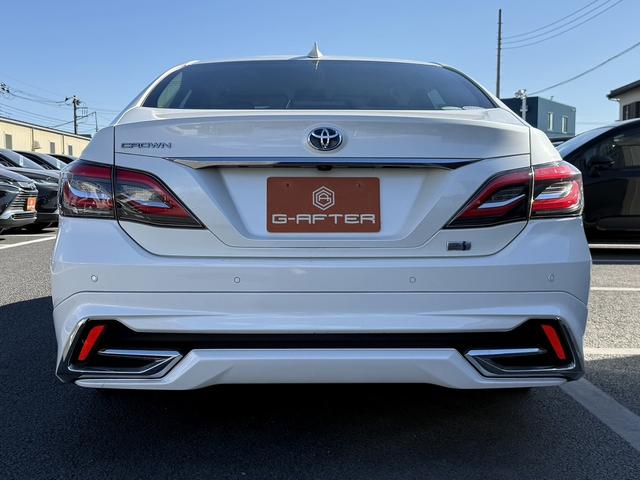 クラウンハイブリッド Ｓ　Ｃパッケージ　純正８インチナビ　フルセグ　バックカメラ　白革シート　衝突軽減ブレーキ　シートエアコン　ステアリングヒーター　リアトラフィックアラート　ブラインドスポットモニター　ビルトインＥＴＣ２．０　ＢＴ接続（12枚目）