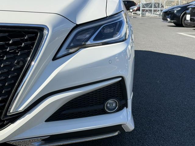 クラウンハイブリッド Ｓ　Ｃパッケージ　純正８インチナビ　フルセグ　バックカメラ　白革シート　衝突軽減ブレーキ　シートエアコン　ステアリングヒーター　リアトラフィックアラート　ブラインドスポットモニター　ビルトインＥＴＣ２．０　ＢＴ接続（18枚目）