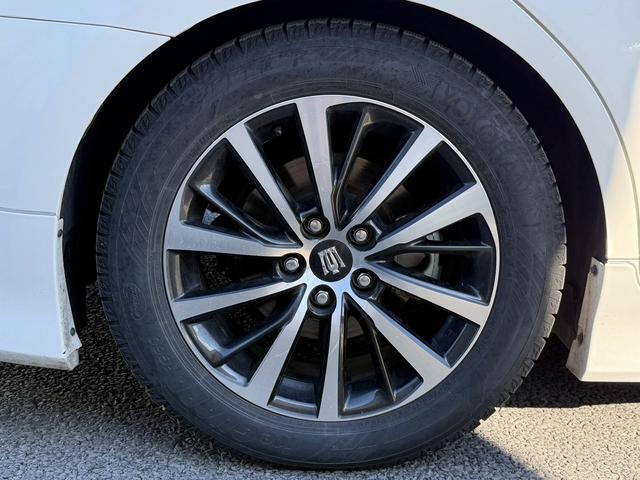 クラウンハイブリッド Ｓ　Ｃパッケージ　純正８インチナビ　フルセグ　バックカメラ　白革シート　衝突軽減ブレーキ　シートエアコン　ステアリングヒーター　リアトラフィックアラート　ブラインドスポットモニター　ビルトインＥＴＣ２．０　ＢＴ接続（23枚目）