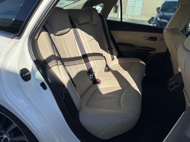 クラウンハイブリッド Ｓ　Ｃパッケージ　純正８インチナビ　フルセグ　バックカメラ　白革シート　衝突軽減ブレーキ　シートエアコン　ステアリングヒーター　リアトラフィックアラート　ブラインドスポットモニター　ビルトインＥＴＣ２．０　ＢＴ接続（38枚目）