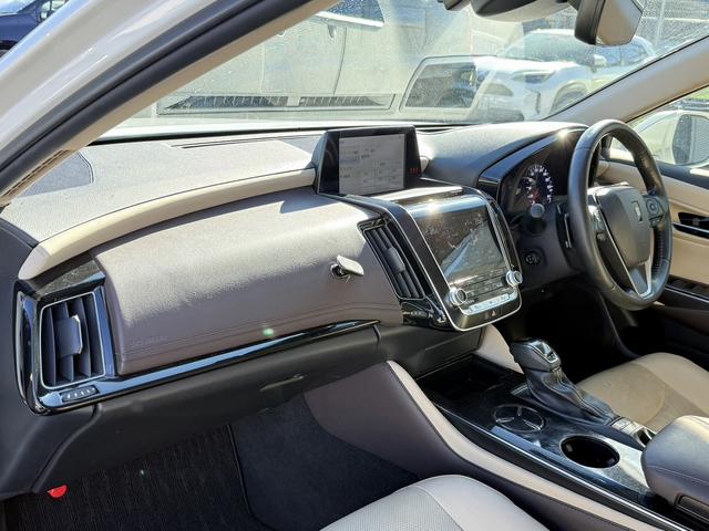 クラウンハイブリッド Ｓ　Ｃパッケージ　純正８インチナビ　フルセグ　バックカメラ　白革シート　衝突軽減ブレーキ　シートエアコン　ステアリングヒーター　リアトラフィックアラート　ブラインドスポットモニター　ビルトインＥＴＣ２．０　ＢＴ接続（39枚目）