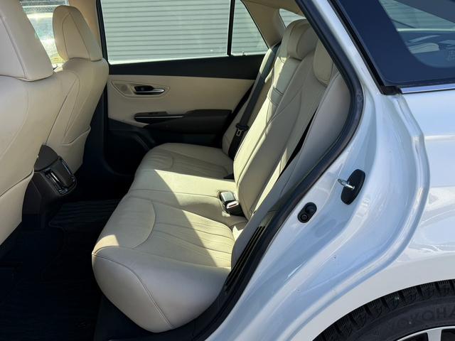 クラウンハイブリッド Ｓ　Ｃパッケージ　純正８インチナビ　フルセグ　バックカメラ　白革シート　衝突軽減ブレーキ　シートエアコン　ステアリングヒーター　リアトラフィックアラート　ブラインドスポットモニター　ビルトインＥＴＣ２．０　ＢＴ接続（41枚目）