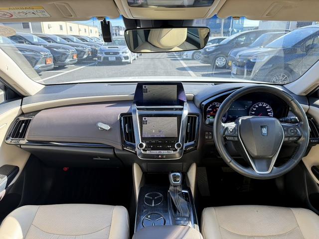 クラウンハイブリッド Ｓ　Ｃパッケージ　純正８インチナビ　フルセグ　バックカメラ　白革シート　衝突軽減ブレーキ　シートエアコン　ステアリングヒーター　リアトラフィックアラート　ブラインドスポットモニター　ビルトインＥＴＣ２．０　ＢＴ接続（43枚目）