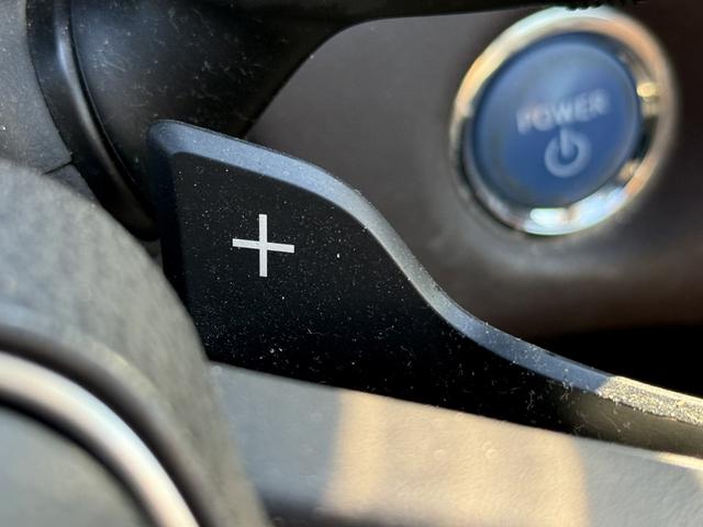 クラウンハイブリッド Ｓ　Ｃパッケージ　純正８インチナビ　フルセグ　バックカメラ　白革シート　衝突軽減ブレーキ　シートエアコン　ステアリングヒーター　リアトラフィックアラート　ブラインドスポットモニター　ビルトインＥＴＣ２．０　ＢＴ接続（50枚目）