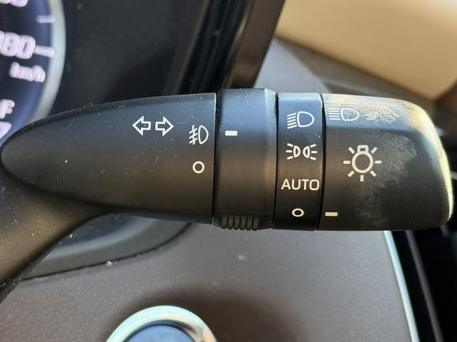 クラウンハイブリッド Ｓ　Ｃパッケージ　純正８インチナビ　フルセグ　バックカメラ　白革シート　衝突軽減ブレーキ　シートエアコン　ステアリングヒーター　リアトラフィックアラート　ブラインドスポットモニター　ビルトインＥＴＣ２．０　ＢＴ接続（52枚目）