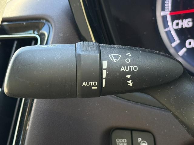 クラウンハイブリッド Ｓ　Ｃパッケージ　純正８インチナビ　フルセグ　バックカメラ　白革シート　衝突軽減ブレーキ　シートエアコン　ステアリングヒーター　リアトラフィックアラート　ブラインドスポットモニター　ビルトインＥＴＣ２．０　ＢＴ接続（53枚目）