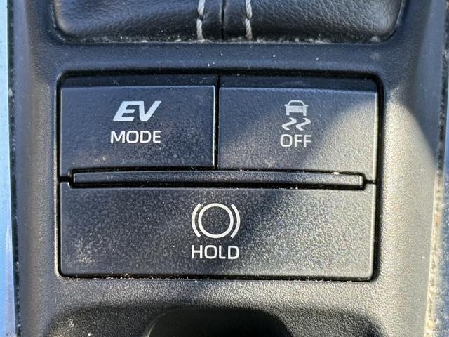 クラウンハイブリッド Ｓ　Ｃパッケージ　純正８インチナビ　フルセグ　バックカメラ　白革シート　衝突軽減ブレーキ　シートエアコン　ステアリングヒーター　リアトラフィックアラート　ブラインドスポットモニター　ビルトインＥＴＣ２．０　ＢＴ接続（58枚目）