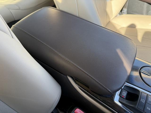 クラウンハイブリッド Ｓ　Ｃパッケージ　純正８インチナビ　フルセグ　バックカメラ　白革シート　衝突軽減ブレーキ　シートエアコン　ステアリングヒーター　リアトラフィックアラート　ブラインドスポットモニター　ビルトインＥＴＣ２．０　ＢＴ接続（61枚目）