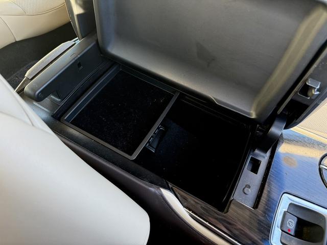 クラウンハイブリッド Ｓ　Ｃパッケージ　純正８インチナビ　フルセグ　バックカメラ　白革シート　衝突軽減ブレーキ　シートエアコン　ステアリングヒーター　リアトラフィックアラート　ブラインドスポットモニター　ビルトインＥＴＣ２．０　ＢＴ接続（62枚目）