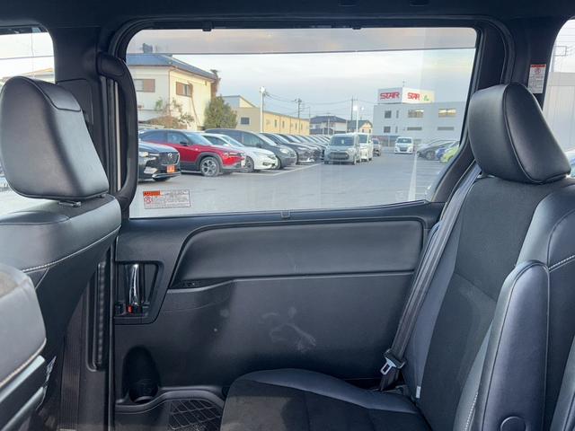 ノア ハイブリッドＳｉ　ダブルバイビー　禁煙車　純正９インチナビ　衝突軽減ブレーキ　両側電動スライドドア　フルセグ　バックカメラ　クルーズコントロール　ハーフレザー　シートヒーター　レーンキープ　ビューモニター．０　オートハイビーム（38枚目）