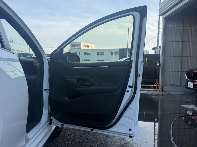 ヤリス Ｘ　禁煙車　純正ナビ　バックカメラ　衝突軽減ブレーキ　レーンアシスト　ビルトインＥＴＣ　クリアランスソナー　パーキングサポート　Ｂｌｕｅｔｏｏｔｈ接続　オートハイビーム　ＵＳＢ接続　スマートキー（29枚目）