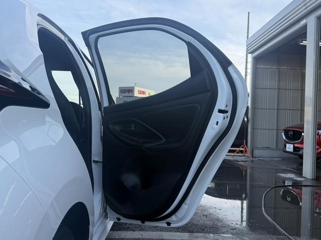 ヤリス Ｘ　禁煙車　純正ナビ　バックカメラ　衝突軽減ブレーキ　レーンアシスト　ビルトインＥＴＣ　クリアランスソナー　パーキングサポート　Ｂｌｕｅｔｏｏｔｈ接続　オートハイビーム　ＵＳＢ接続　スマートキー（30枚目）