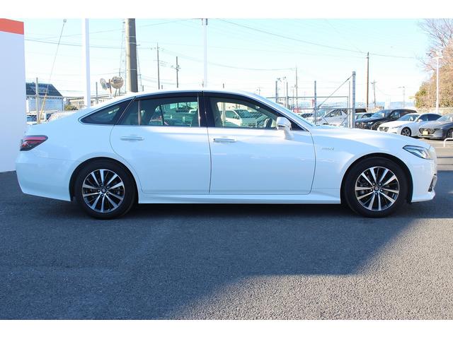 クラウンハイブリッド Ｇ　禁煙車　純正８インチナビ　ビルトインＥＴＣ２．０　バックカメラ　ブラインドスポットモニター　レーダークルーズ　マイコンプリセットドライビングポジションシステム　シートヒーター　クリアランスソナー（10枚目）