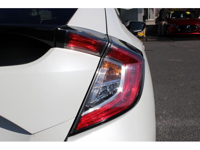 シビック ハッチバック　ホンダセンシング　６ＭＴ　社外ナビ　フルセグ　衝突軽減ブレーキ　レーダークルーズコントロール　シートヒーター　ホンダセンシング　ＬＥＤヘッドライト　フォグライト　ＥＴＣ　純正アルミホイール　スマートキー　電動格納ミラー（13枚目）