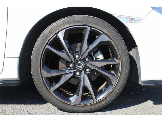 シビック ハッチバック　ホンダセンシング　６ＭＴ　社外ナビ　フルセグ　衝突軽減ブレーキ　レーダークルーズコントロール　シートヒーター　ホンダセンシング　ＬＥＤヘッドライト　フォグライト　ＥＴＣ　純正アルミホイール　スマートキー　電動格納ミラー（14枚目）