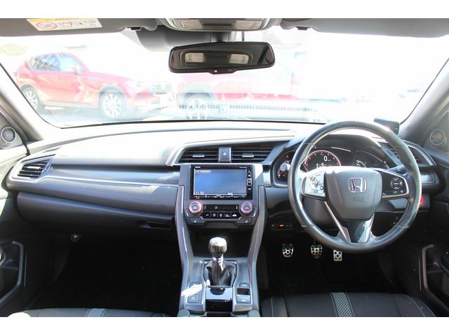 シビック ハッチバック　ホンダセンシング　６ＭＴ　社外ナビ　フルセグ　衝突軽減ブレーキ　レーダークルーズコントロール　シートヒーター　ホンダセンシング　ＬＥＤヘッドライト　フォグライト　ＥＴＣ　純正アルミホイール　スマートキー　電動格納ミラー（17枚目）