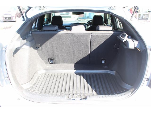 シビック ハッチバック　ホンダセンシング　６ＭＴ　社外ナビ　フルセグ　衝突軽減ブレーキ　レーダークルーズコントロール　シートヒーター　ホンダセンシング　ＬＥＤヘッドライト　フォグライト　ＥＴＣ　純正アルミホイール　スマートキー　電動格納ミラー（19枚目）