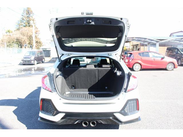 シビック ハッチバック　ホンダセンシング　６ＭＴ　社外ナビ　フルセグ　衝突軽減ブレーキ　レーダークルーズコントロール　シートヒーター　ホンダセンシング　ＬＥＤヘッドライト　フォグライト　ＥＴＣ　純正アルミホイール　スマートキー　電動格納ミラー（39枚目）