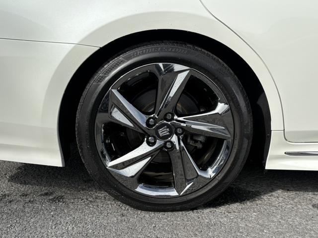 クラウンハイブリッド ＲＳアドバンス　サンルーフ　温冷機能付き黒革シート　禁煙車　デジタルインナーミラー　メーカーナビ　バックカメラ　フルセグＴＶ　レーダークルーズコントロール　ヘッドアップディスプレイ　ステアリングヒーター　ＥＴＣ（17枚目）