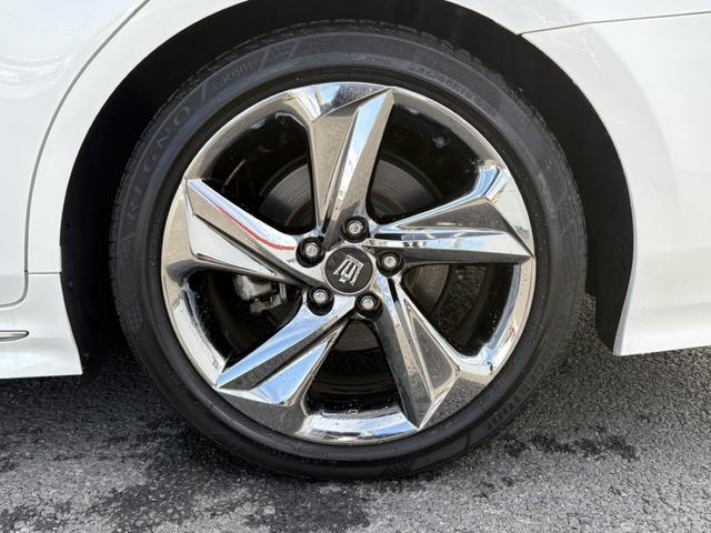 クラウンハイブリッド ＲＳアドバンス　サンルーフ　温冷機能付き黒革シート　禁煙車　デジタルインナーミラー　メーカーナビ　バックカメラ　フルセグＴＶ　レーダークルーズコントロール　ヘッドアップディスプレイ　ステアリングヒーター　ＥＴＣ（18枚目）