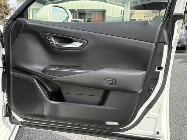 クラウンハイブリッド ＲＳアドバンス　サンルーフ　温冷機能付き黒革シート　禁煙車　デジタルインナーミラー　メーカーナビ　バックカメラ　フルセグＴＶ　レーダークルーズコントロール　ヘッドアップディスプレイ　ステアリングヒーター　ＥＴＣ（32枚目）