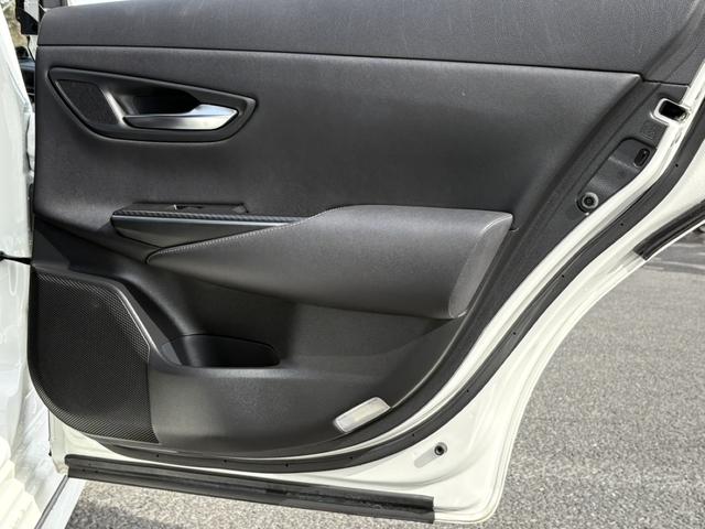 クラウンハイブリッド ＲＳアドバンス　サンルーフ　温冷機能付き黒革シート　禁煙車　デジタルインナーミラー　メーカーナビ　バックカメラ　フルセグＴＶ　レーダークルーズコントロール　ヘッドアップディスプレイ　ステアリングヒーター　ＥＴＣ（33枚目）