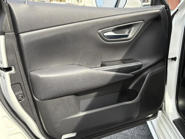 クラウンハイブリッド ＲＳアドバンス　サンルーフ　温冷機能付き黒革シート　禁煙車　デジタルインナーミラー　メーカーナビ　バックカメラ　フルセグＴＶ　レーダークルーズコントロール　ヘッドアップディスプレイ　ステアリングヒーター　ＥＴＣ（35枚目）