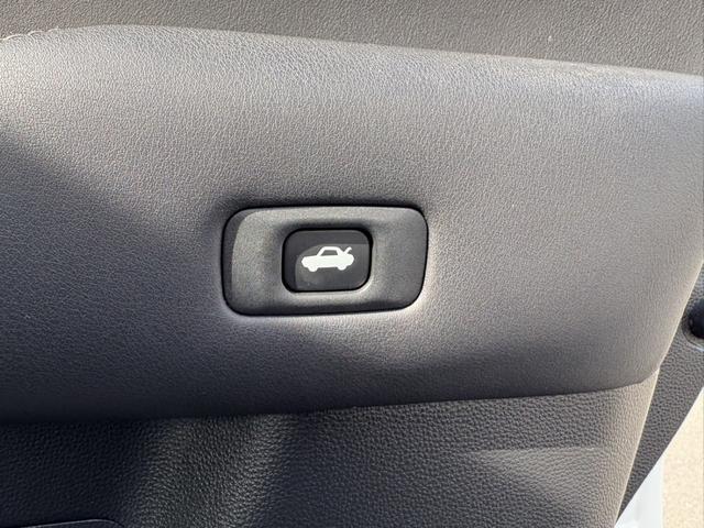 クラウンハイブリッド ＲＳアドバンス　サンルーフ　温冷機能付き黒革シート　禁煙車　デジタルインナーミラー　メーカーナビ　バックカメラ　フルセグＴＶ　レーダークルーズコントロール　ヘッドアップディスプレイ　ステアリングヒーター　ＥＴＣ（61枚目）