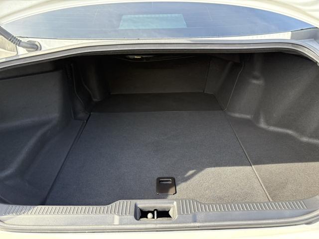 クラウンハイブリッド ＲＳアドバンス　サンルーフ　温冷機能付き黒革シート　禁煙車　デジタルインナーミラー　メーカーナビ　バックカメラ　フルセグＴＶ　レーダークルーズコントロール　ヘッドアップディスプレイ　ステアリングヒーター　ＥＴＣ（64枚目）