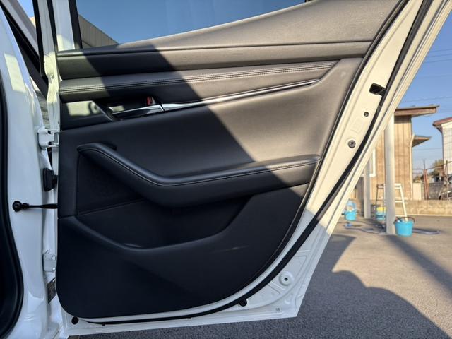 ＭＡＺＤＡ３セダン ＸＤ　Ｌパッケージ　禁煙車　全周囲カメラ　温熱機能付き黒革シート　メーカー８．８インチナビ　フルセグＴＶ　レーダークルーズコントロール　ブラインドスポットモニター　ヘッドアップディスプレイ　ステアリングヒーター　ＥＴＣ（30枚目）