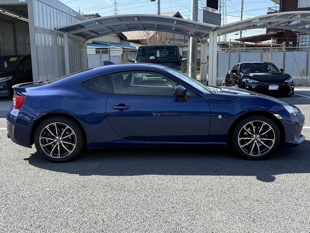 ８６ ＧＴリミテッド　禁煙車　６速ＭＴ　純正ナビ　クルーズコントロール　ハーフレザーシート　シートヒーター　バックカメラ　ＨＫＳマフラー　社外エアクリーナー　アイドリングストップ　ＥＴＣ　フルセグ　ステアリングリモコン（9枚目）