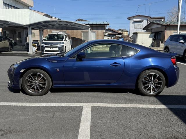 ８６ ＧＴリミテッド　禁煙車　６速ＭＴ　純正ナビ　クルーズコントロール　ハーフレザーシート　シートヒーター　バックカメラ　ＨＫＳマフラー　社外エアクリーナー　アイドリングストップ　ＥＴＣ　フルセグ　ステアリングリモコン（11枚目）