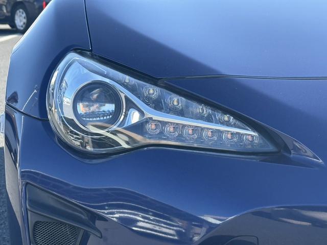 ８６ ＧＴリミテッド　禁煙車　６速ＭＴ　純正ナビ　クルーズコントロール　ハーフレザーシート　シートヒーター　バックカメラ　ＨＫＳマフラー　社外エアクリーナー　アイドリングストップ　ＥＴＣ　フルセグ　ステアリングリモコン（12枚目）