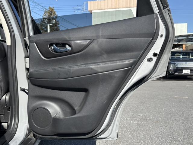 エクストレイル ２０Ｓ　ハイブリッド　禁煙車　純正ナビ　フルセグ　衝突軽減ブレーキ　レーンキープ　ＬＥＤヘッドライト　４ＷＤ　クリアランスソナー　ＣＤ再生可　フロントフォグランプ　社外１７インチアルミホイール　スマートキー　電動格納ミラー（37枚目）