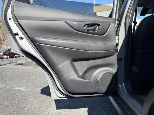 エクストレイル ２０Ｓ　ハイブリッド　禁煙車　純正ナビ　フルセグ　衝突軽減ブレーキ　レーンキープ　ＬＥＤヘッドライト　４ＷＤ　クリアランスソナー　ＣＤ再生可　フロントフォグランプ　社外１７インチアルミホイール　スマートキー　電動格納ミラー（43枚目）